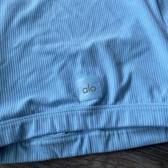 ALO Yoga Light Blue Crop Top - Picture 4 of 4